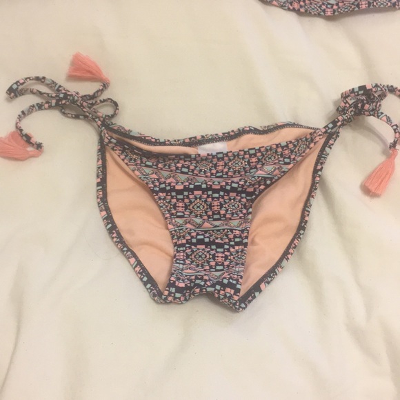 Bikini - Picture 2 of 3